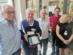 donazione defibrillatore cerano1.jpg - {donazione defibrillatore cerano1.jpg} - [5839]