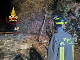 Vigili del Fuoco frana.jpg - {Vigili del Fuoco frana.jpg} - [59580]