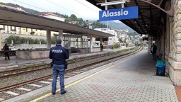 poliziotto in stazione.jpeg - {poliziotto in stazione.jpeg} - [60062]
