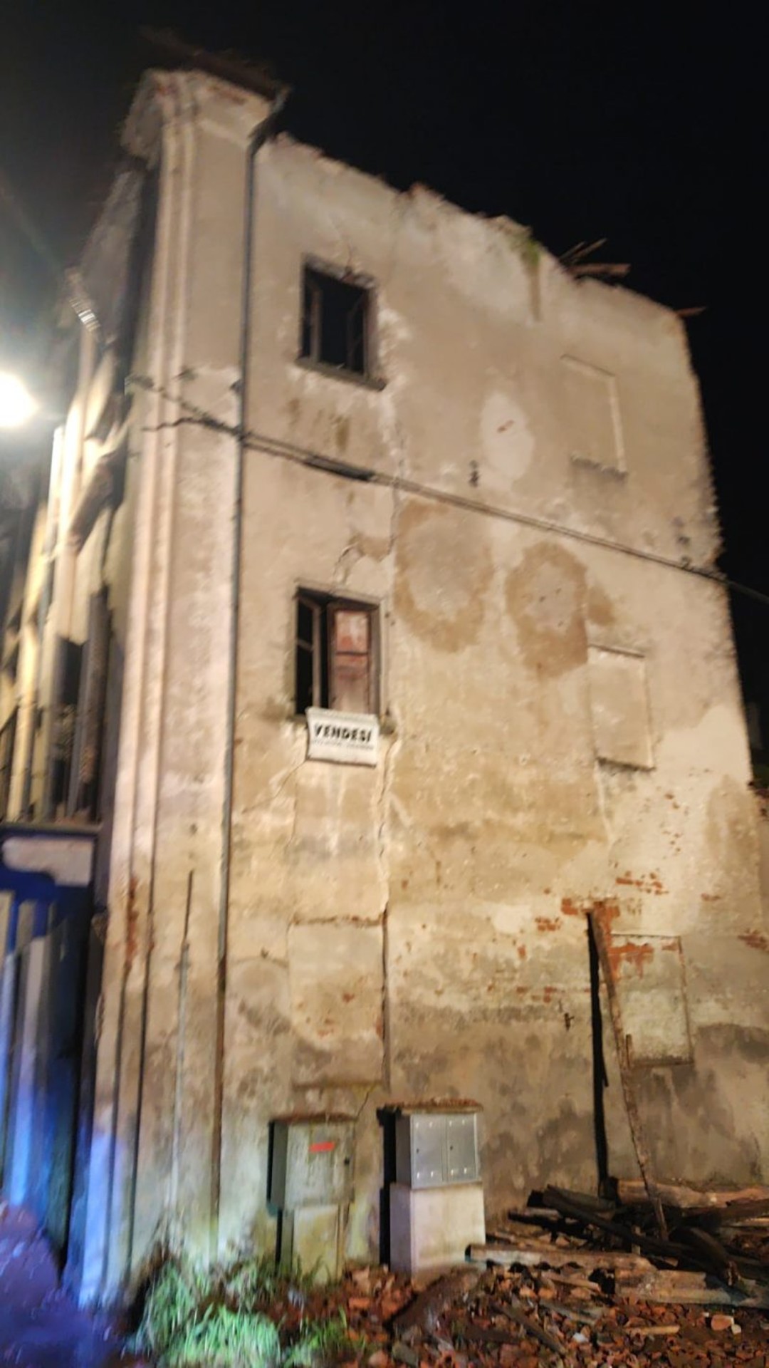 Edificio-crollato-e1737536456464.jpg - {Edificio-crollato-e1737536456464.jpg} - [64610]