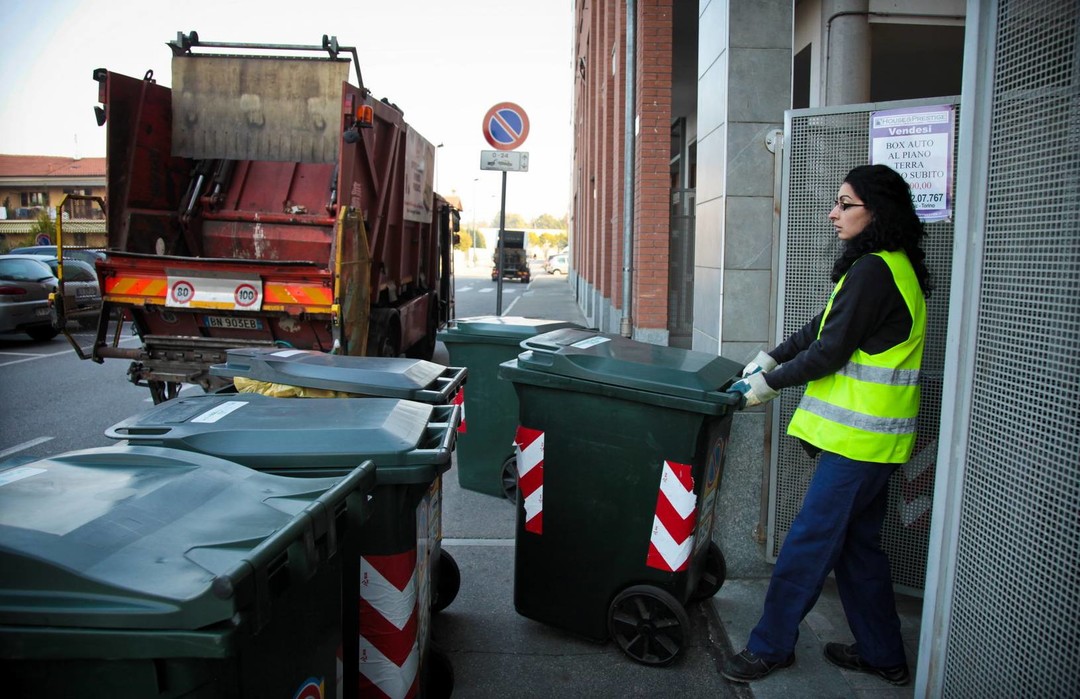 Foto raccolta rifiuti porta a porta.jpg - {Foto raccolta rifiuti porta a porta.jpg} - [64707]