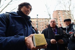 Foto Pietra d'Inciampo - Giorno della Memoria.jpeg - {Foto Pietra d'Inciampo - Giorno della Memoria.jpeg} - [65468]