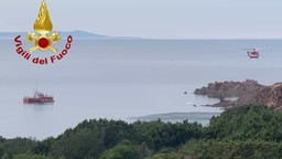 Due morti a Isola Rossa nella barca capovolta (foto vigili del fuoco) (3).jpg - {Due morti a Isola Rossa nella barca capovolta (foto vigili del fuoco) (3).jpg} - [65724]