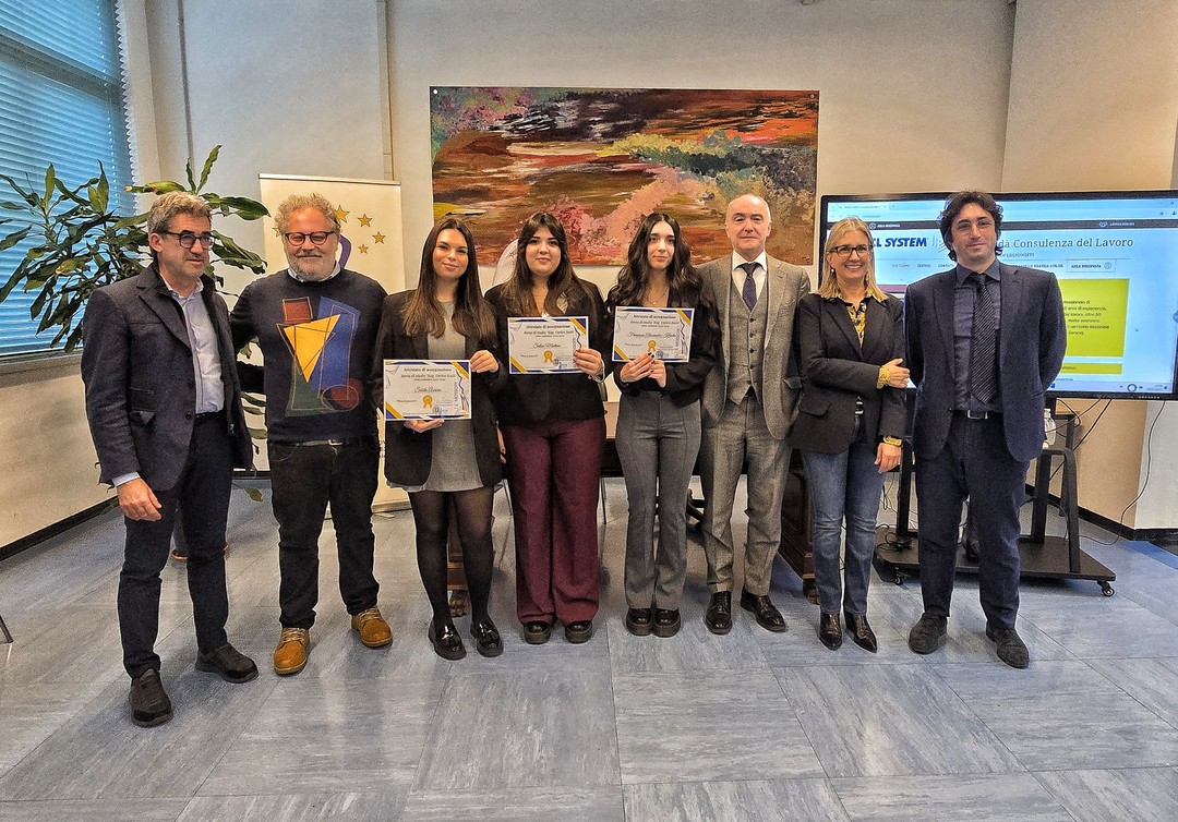 Foto di gruppo consegna borse di studio.jpg - {Foto di gruppo consegna borse di studio.jpg} - [66438]