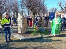 Immagine omaggio floreale e benedizione cipp (3014845).jpg - {Immagine omaggio floreale e benedizione cipp (3014845).jpg} - [66462]