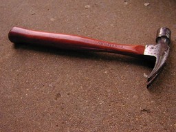 Indivuato l'uomo che rapinò un negozio con un martello.jpg - {Indivuato l'uomo che rapinò un negozio con un martello.jpg} - [69582]