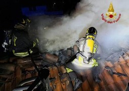 iincendio tetto.jpg - {iincendio tetto.jpg} - [70062]