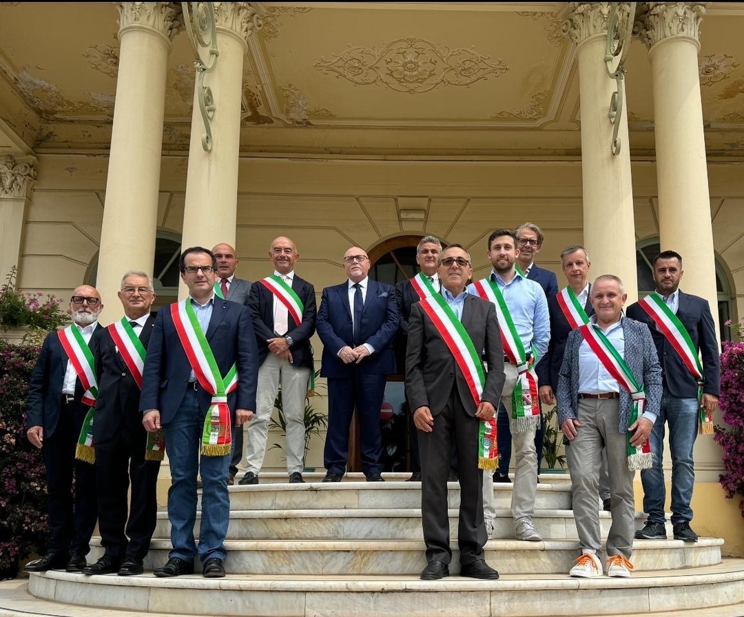 Il Prefetto con i sindaci.jpg - {Il Prefetto con i sindaci.jpg} - [7112]