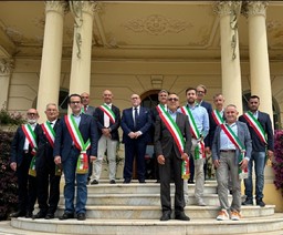 Il Prefetto con i sindaci.jpg - {Il Prefetto con i sindaci.jpg} - [7112]