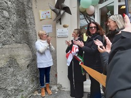 Inaugurazione scuola La Girandola di Mirko-Scopertura targa 03.jpg - {Inaugurazione scuola La Girandola di Mirko-Scopertura targa 03.jpg} - [72260]