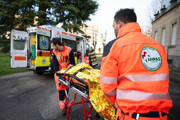 Ambulanza e barella.jpg - {Ambulanza e barella.jpg} - [73180]