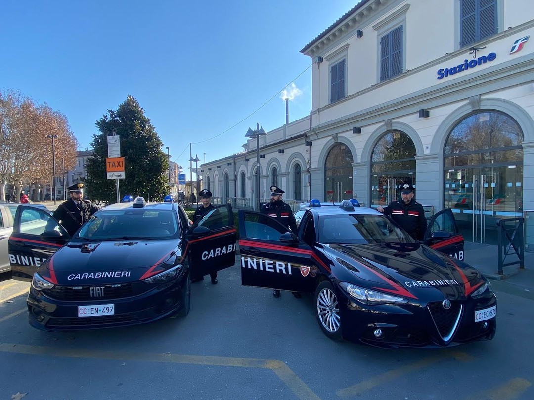 Carabinieri con auto.jpg - {Carabinieri con auto.jpg} - [73357]