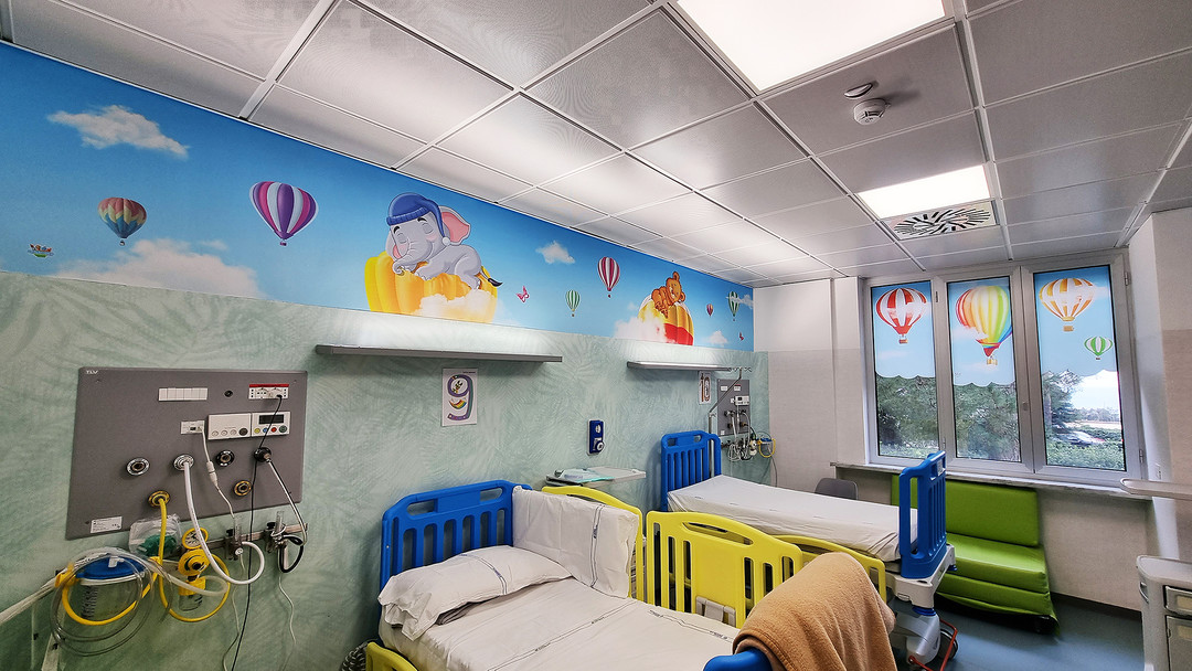 stanza-degenza-mongolfiere-ospedale-gaslini-genova-neurologia-pediatrica-malattie-muscolari-ospedali-dipinti-silvio-irilli-associazione-team-enjoy-1.jpg - {stanza-degenza-mongolfiere-ospedale-gaslini-genova-neurologia-pediatrica-malattie-muscolari-ospedali-dipinti-silvio-irilli-associazione-team-enjoy-1.jpg} - [73621]