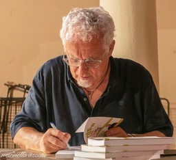 gino firma primo piano foto marinella.jpg - {gino firma primo piano foto marinella.jpg} - [74246]