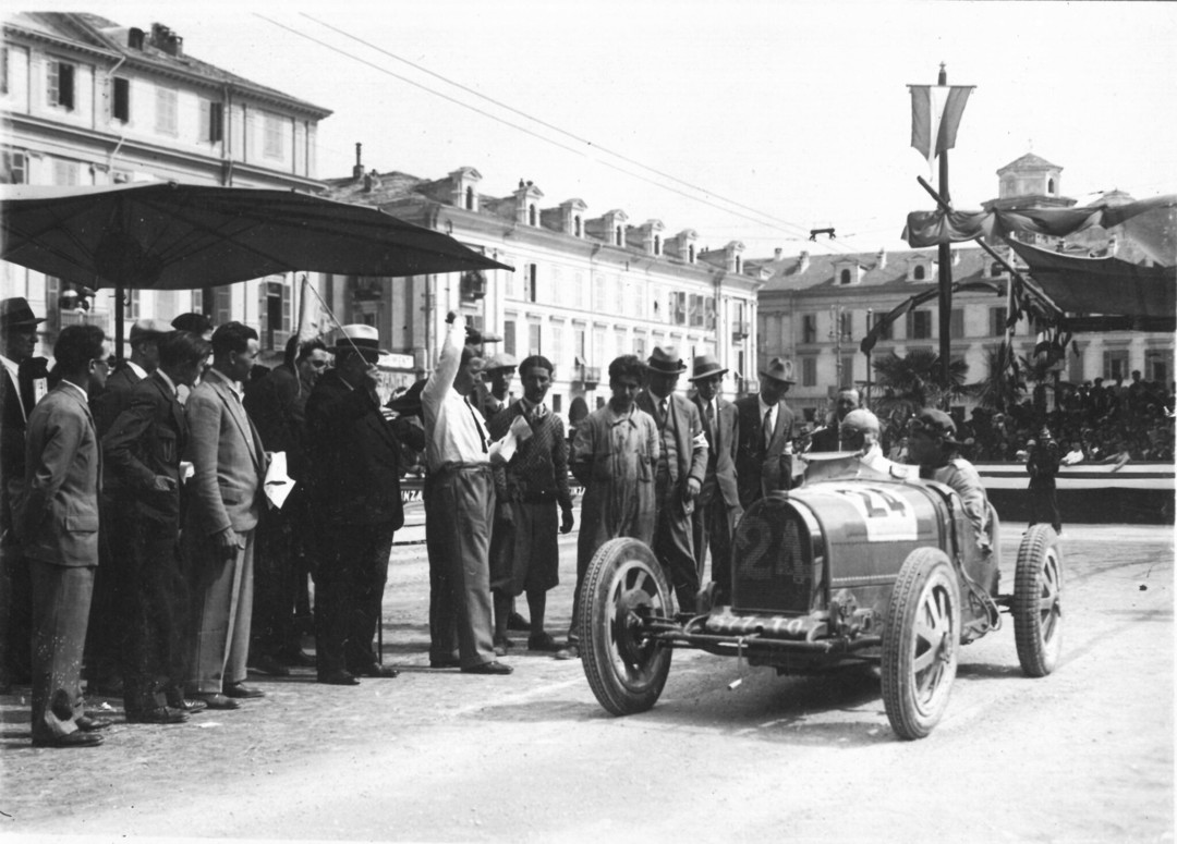 Cuneo-Colle-della-Maddalena-1925_Partenza-da-piazza-Galimberti-2048x1470.jpg - {Cuneo-Colle-della-Maddalena-1925_Partenza-da-piazza-Galimberti-2048x1470.jpg} - [75209]