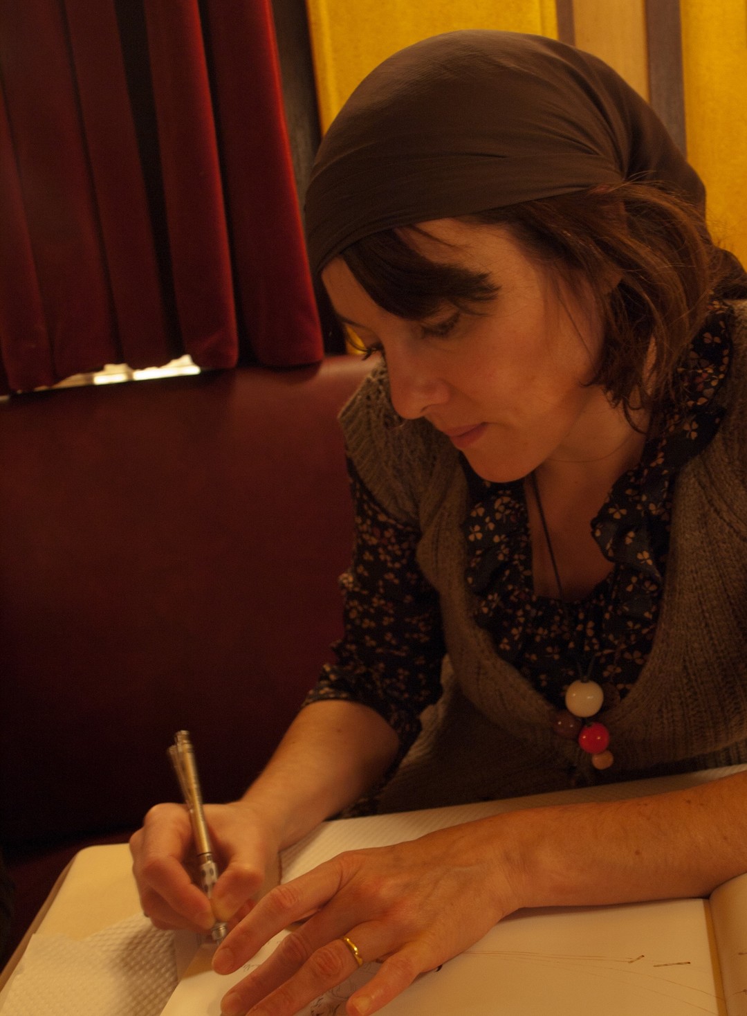 Rebecca_Dautremer_en_dédicace,_Café_du_Commerce,_Paris_2012.jpg - {Rebecca_Dautremer_en_dédicace,_Café_du_Commerce,_Paris_2012.jpg} - [76738]