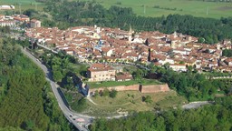 Benevegienna e in primo piano il Castello.jpg - {Benevegienna e in primo piano il Castello.jpg} - [77325]