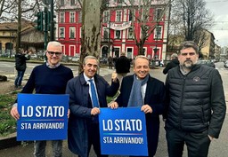 Foto flash mob Forza Italia davanti ad Askatasuna.jpg - {Foto flash mob Forza Italia davanti ad Askatasuna.jpg} - [79757]