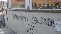 scritte contro Calenda.jpg - {scritte contro Calenda.jpg} - [80477]