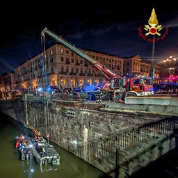 Foto bus nel Po - recupero del mezzo.jpg - {Foto bus nel Po - recupero del mezzo.jpg} - [83316]
