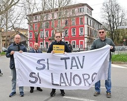 Foto Giachino davanti ad Askatasuna.jpg - {Foto Giachino davanti ad Askatasuna.jpg} - [83836]