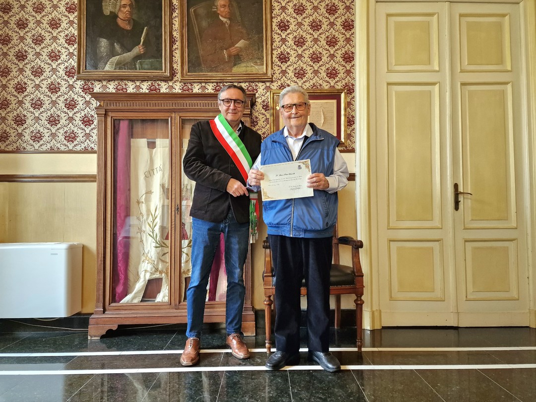 Alassio premia la fedeltà del turista Simon Pietro Simonelli (1).jpeg - {Alassio premia la fedeltà del turista Simon Pietro Simonelli (1).jpeg} - [84140]