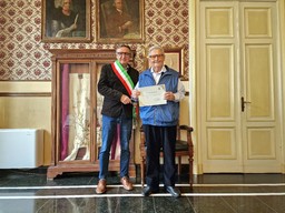 Alassio premia la fedeltà del turista Simon Pietro Simonelli (1).jpeg - {Alassio premia la fedeltà del turista Simon Pietro Simonelli (1).jpeg} - [84140]