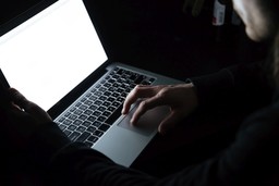 concentrated-man-using-laptop-computer-home.jpg - {concentrated-man-using-laptop-computer-home.jpg} - [86340]