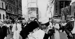 V-J Day in Times Square.jpg - {V-J Day in Times Square.jpg} - [86397]