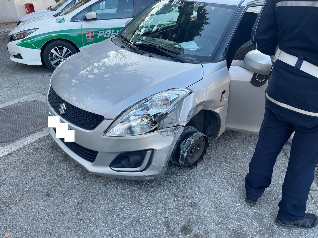 auto-senza-pneumatico.jpg - {auto-senza-pneumatico.jpg} - [86822]