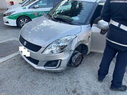 auto-senza-pneumatico.jpg - {auto-senza-pneumatico.jpg} - [86822]