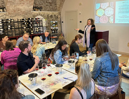 Una degustazione presso l’Enoteca Regionale del Barolo condotta dal direttore Cristiana Grimaldi.jpg - {Una degustazione presso l’Enoteca Regionale del Barolo condotta dal direttore Cristiana Grimaldi.jpg} - [87247]