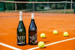 Asti-Docg_tennis-1-1.jpg - {Asti-Docg_tennis-1-1.jpg} - [87976]