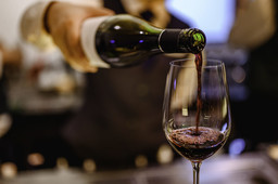 bicchiere-calice-vino-rosso-AdobeStock_286664352-scaled.jpeg - {bicchiere-calice-vino-rosso-AdobeStock_286664352-scaled.jpeg} - [90257]