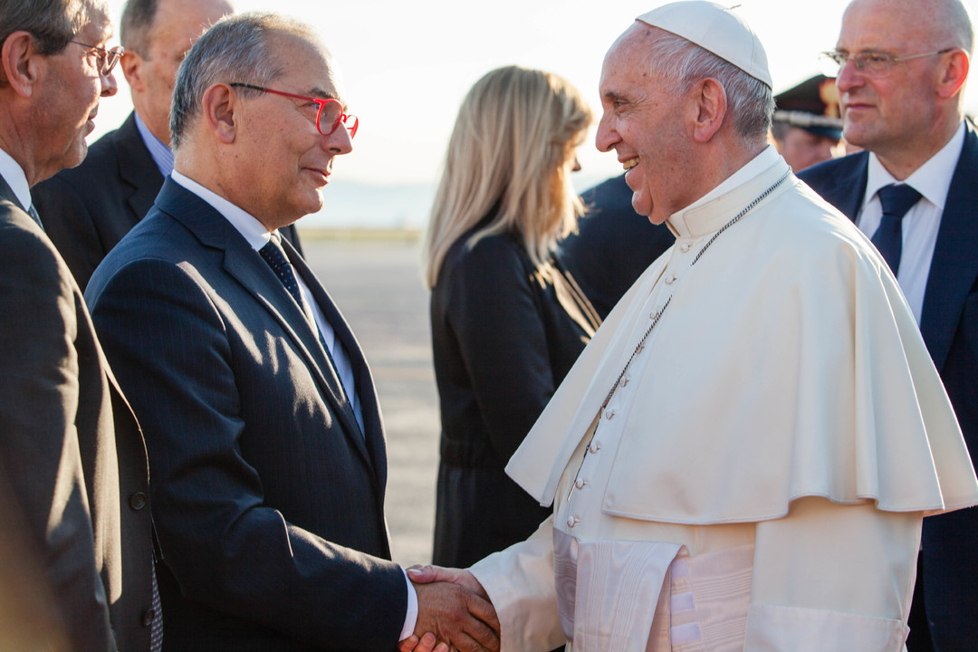 Papa-Francesco-in-Aeroporto.jpg - {Papa-Francesco-in-Aeroporto.jpg} - [90337]