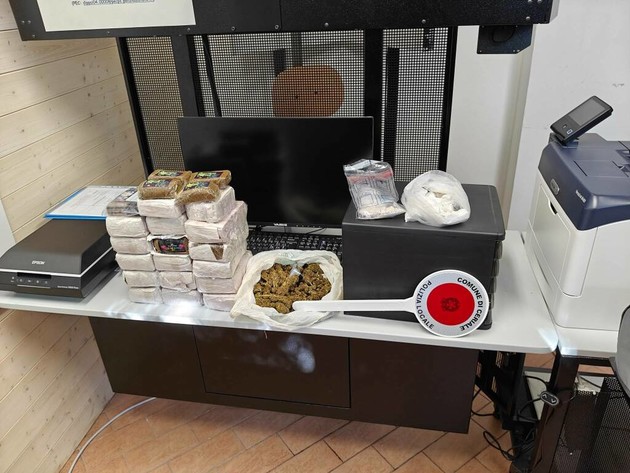 droga polizia.jpg - {droga polizia.jpg} - [91354]