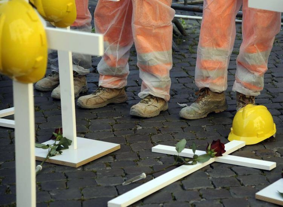 Immagine lavoro_incidenti_caschi_croci_fg_ip (3148904).png - {Immagine lavoro_incidenti_caschi_croci_fg_ip (3148904).png} - [92950]