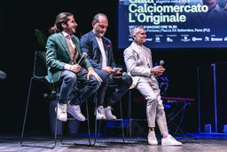 Fayna-Di Marzio-Bonan - Presentato a Fano il tour estivo 2025 della trasmissione Sky “Calciomercato - L’Originale”.jpg - {Fayna-Di Marzio-Bonan - Presentato a Fano il tour estivo 2025 della trasmissione Sky “Calciomercato - L’Originale”.jpg} - [98177]