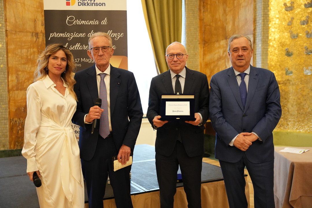 Consegnati i premi speciali a GIAN MARIA GROS-PIETRO, presidente di BANCA INTESA e a CAMILLO VENESIO, amminisìtratore della BANCA DEL PIEMONTE.jpg - {Consegnati i premi speciali a GIAN MARIA GROS-PIETRO, presidente di BANCA INTESA e a CAMILLO VENESIO, amminisìtratore della BANCA DEL PIEMONTE.jpg} - [98945]
