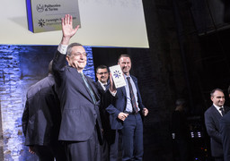Mario_Draghi_premiato_foto.jpg - {Mario_Draghi_premiato_foto.jpg} - [99321]