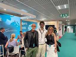 Foto Cannes Marche du Film (1).jpg - {Foto Cannes Marche du Film (1).jpg} - [99409]